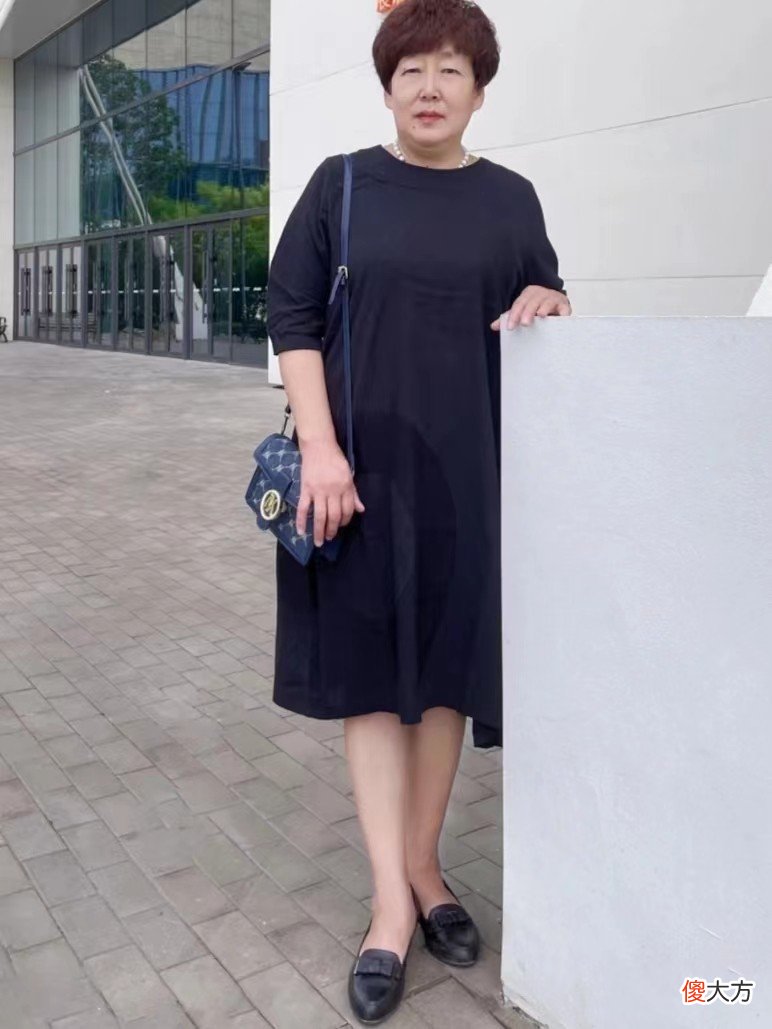 【就爱时尚】打扮优雅的60岁微胖妈妈：出门不穿蕾丝，懂得收腰，时尚又显瘦