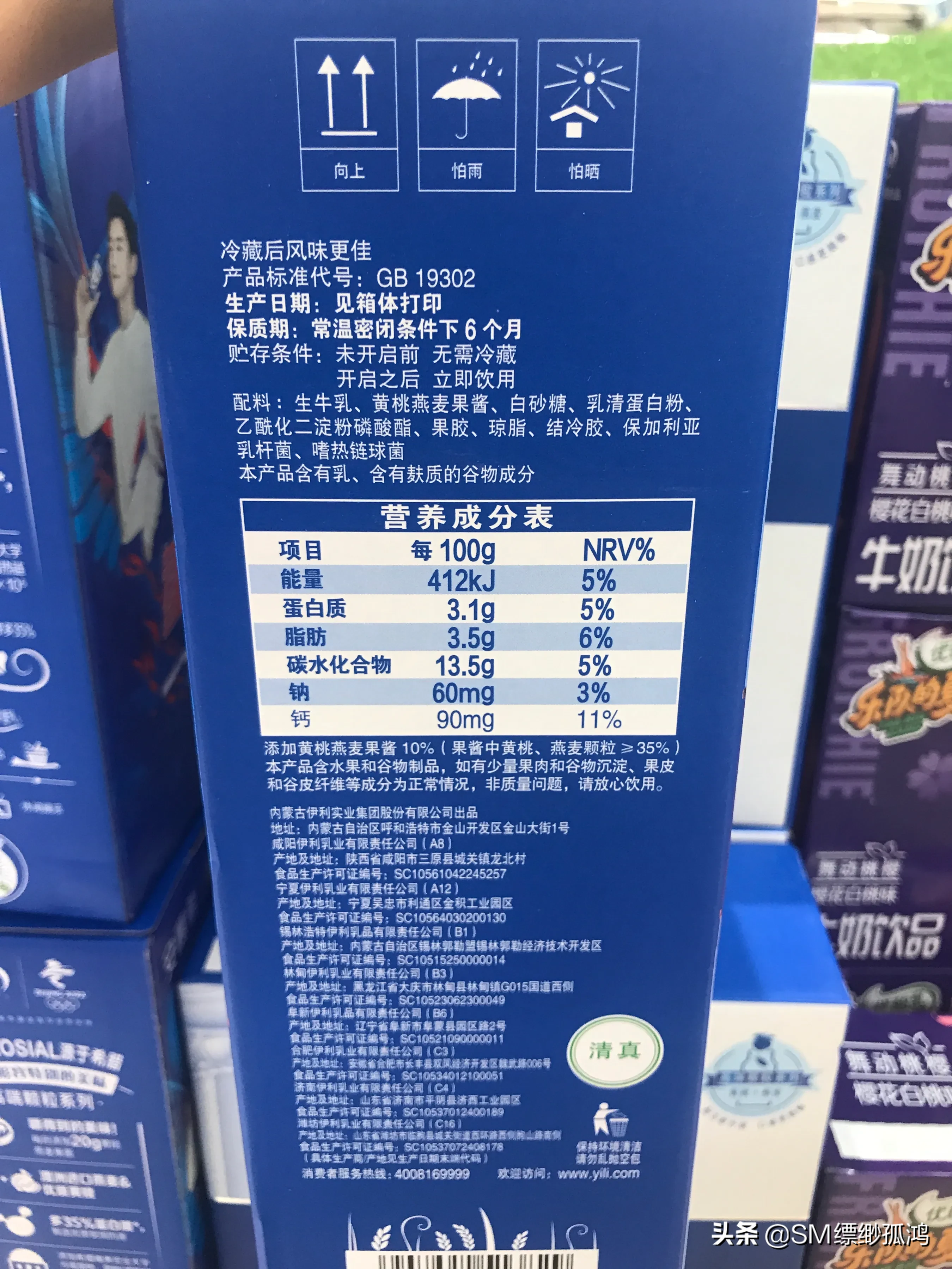 上周等待孩子跆拳道下课的时候看见两位年轻妈妈分别给自己约1岁的二宝吃辅食