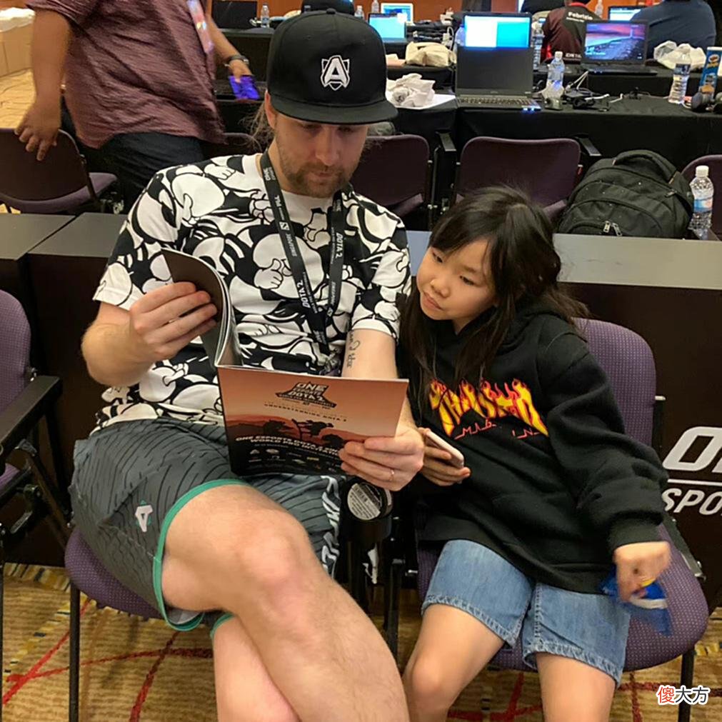 【游戏迷】Dota2-TI3冠军战队又被“喷”了？继Snow后，又一位解说疯狂辱A！