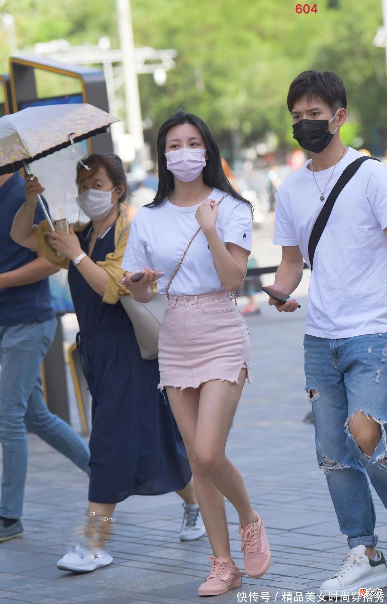 【时尚一点】白色短袖小圆脖背心搭配粉白色毛边短裙和粉红色运动鞋，轻运动风日常穿搭