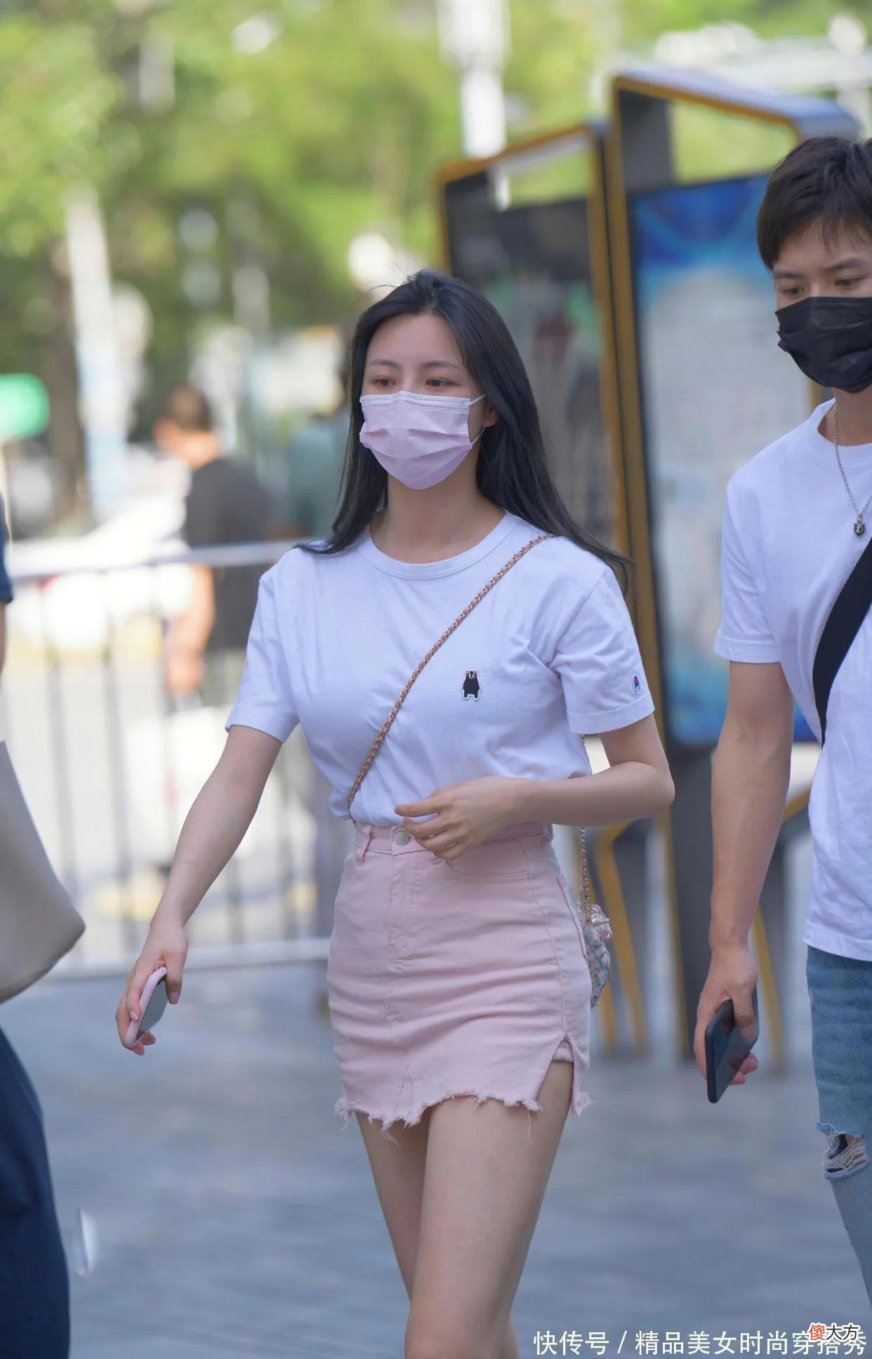 【时尚一点】白色短袖小圆脖背心搭配粉白色毛边短裙和粉红色运动鞋，轻运动风日常穿搭