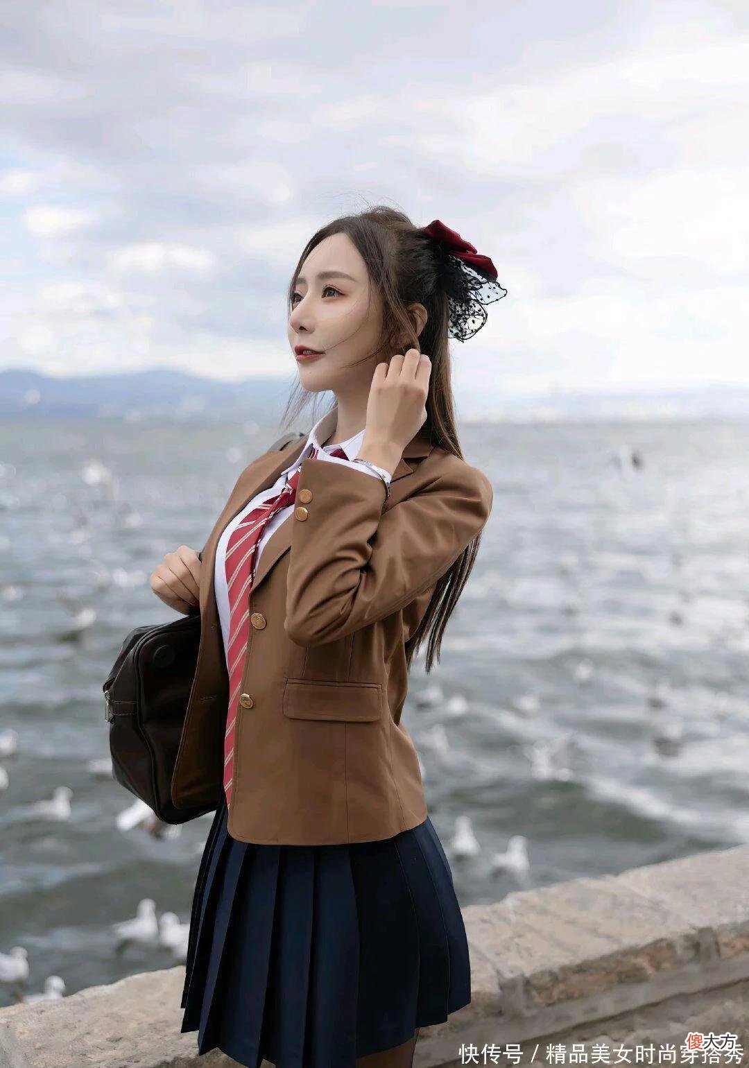 【时尚一点】咖啡??色外套搭配白色衬衣和黑色百褶裙妥妥的学院风穿搭