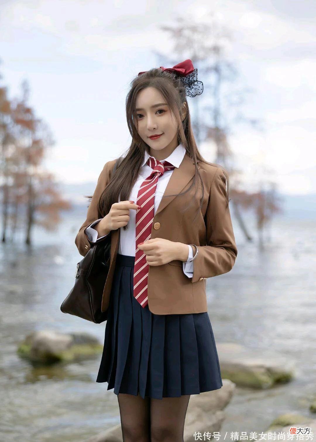 【时尚一点】咖啡??色外套搭配白色衬衣和黑色百褶裙妥妥的学院风穿搭
