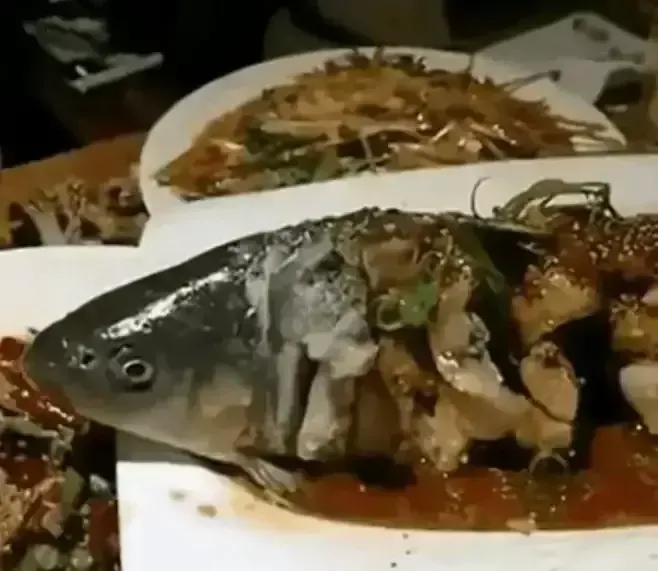 一男子参加同学聚会，酒过三巡之后,服务员端来了一道新鲜的美味佳肴。正是这一道菜