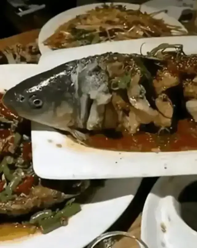 一男子参加同学聚会，酒过三巡之后,服务员端来了一道新鲜的美味佳肴。正是这一道菜