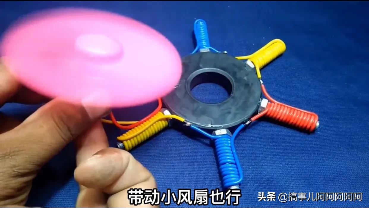 一根铜丝一个磁铁自制发电机 注意看，用一块磁铁，几颗螺丝，再加上电线