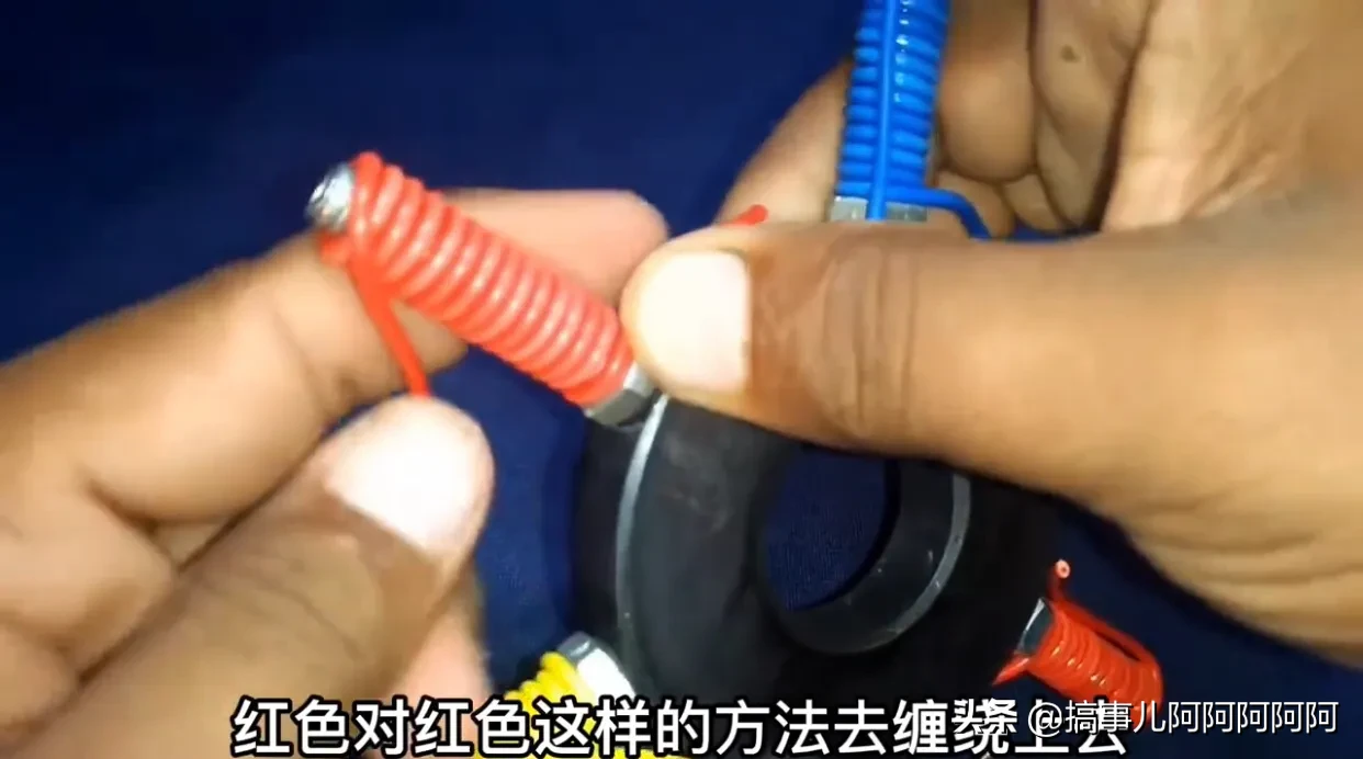 一根铜丝一个磁铁自制发电机 注意看，用一块磁铁，几颗螺丝，再加上电线