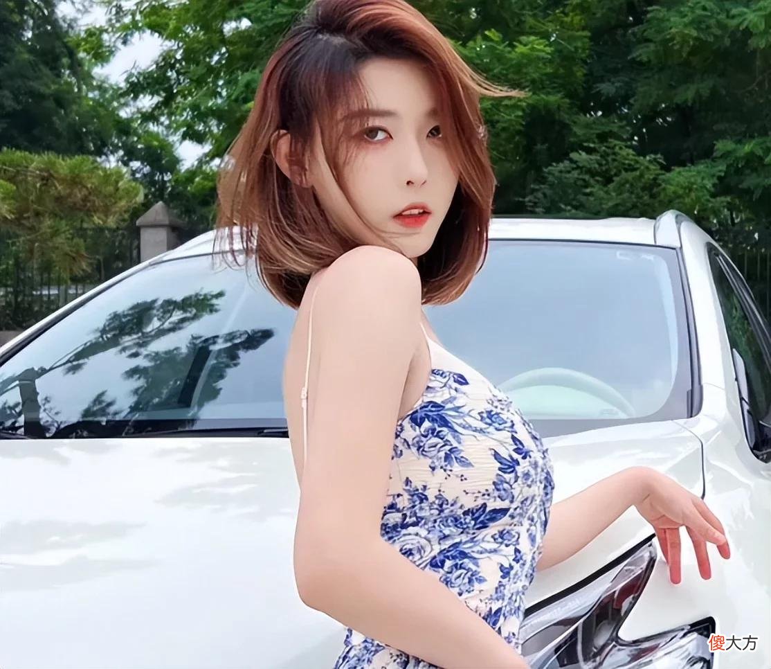 【就爱时尚】聂小雨参观美术馆，“后开叉裙”引起争议，网友：穿衣服注意点