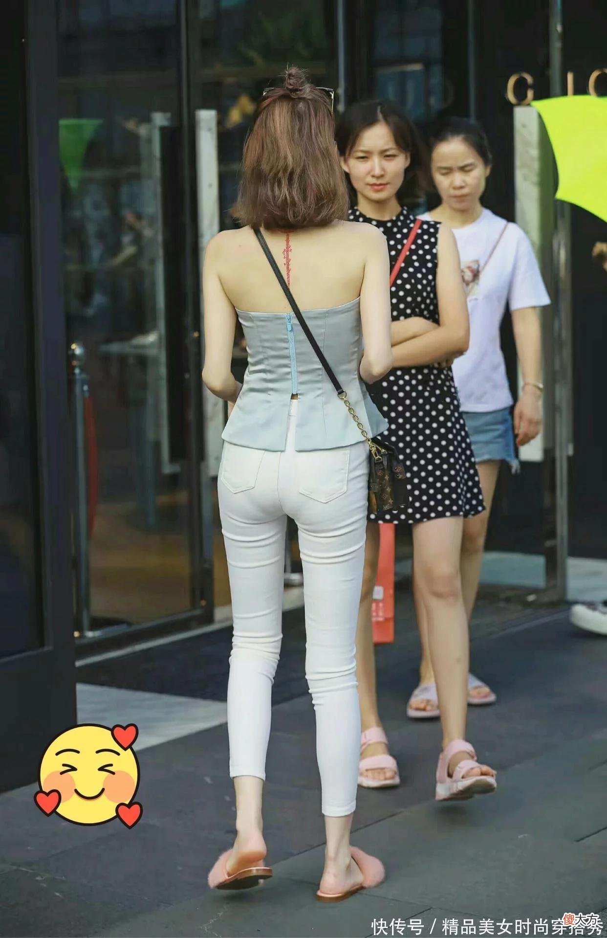 【就爱时尚】抹胸是展示颈部优美线条和迷人锁骨的最佳衣服搭配白色细腿裤，淡雅自然，还显腿长