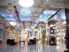 不满足我就在抖音上暴光你,湖北恩施，女子要求要求灯具店更换1年前购买的产品