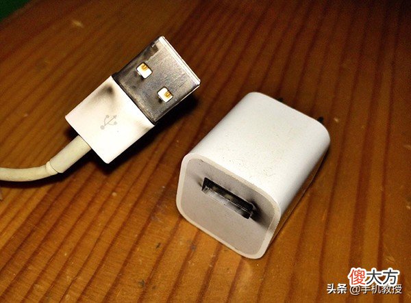 别再用不同品牌的充电器给手机充电了 用别的品牌的充电器给手机充电