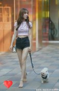 【时尚一点】小姐姐下楼遛个狗而已，值得穿搭成这样吗？