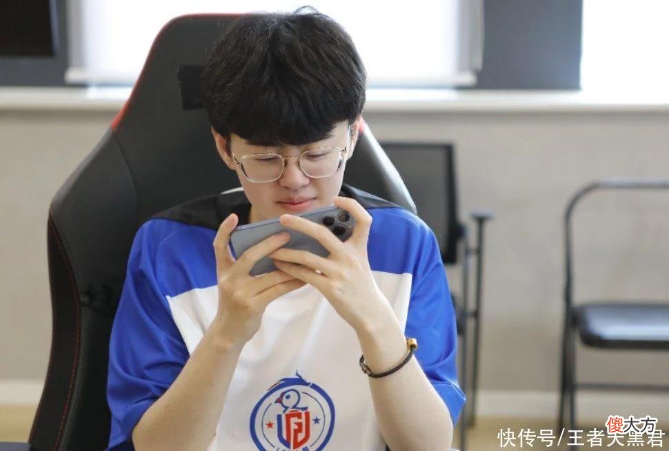 【游戏世界】LGD五连败掉入B组，引入久龙是最大败笔，21局仅4局正战绩太离谱