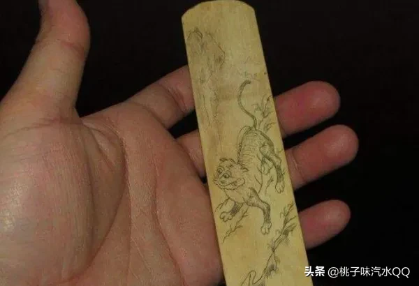 现在社会发达了，我们上厕所都有卫生纸，柔软舒 适,据考古推测，纸张真 正被发明出