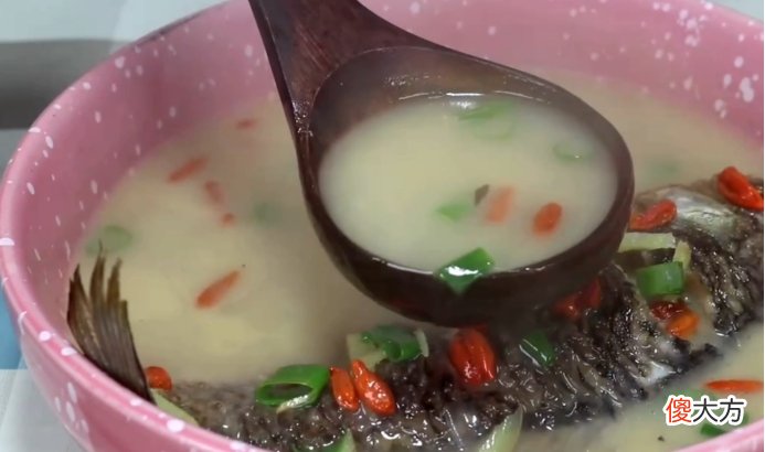 有机会多给家人喝鲫鱼汤，这样烧鲜美无腥味，孩子也要多喝两碗