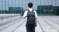【就爱时尚】商务气息满满，又可扩容的双肩包，颜值与实用并存的地平线8号旅行机能包