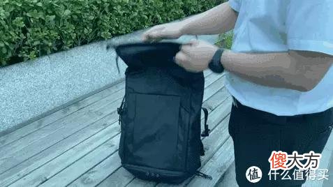 【就爱时尚】商务气息满满，又可扩容的双肩包，颜值与实用并存的地平线8号旅行机能包