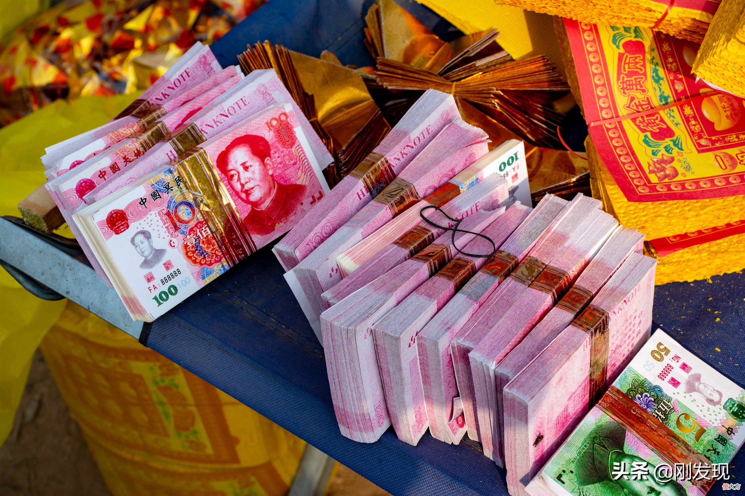 清明时，就它卖得最快！豫北农村集市上满是琳琅满目的逼真供品
