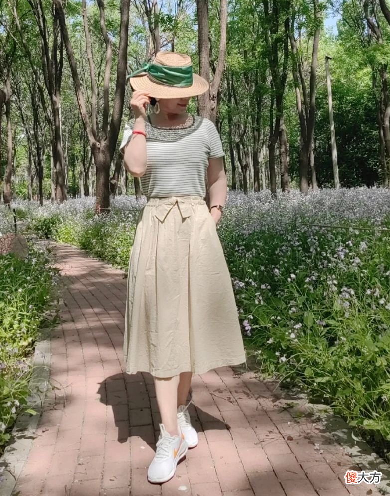 【时尚一点】建议60岁女人：裙过膝，裤要宽，鞋平跟，远离老年装更优雅高级