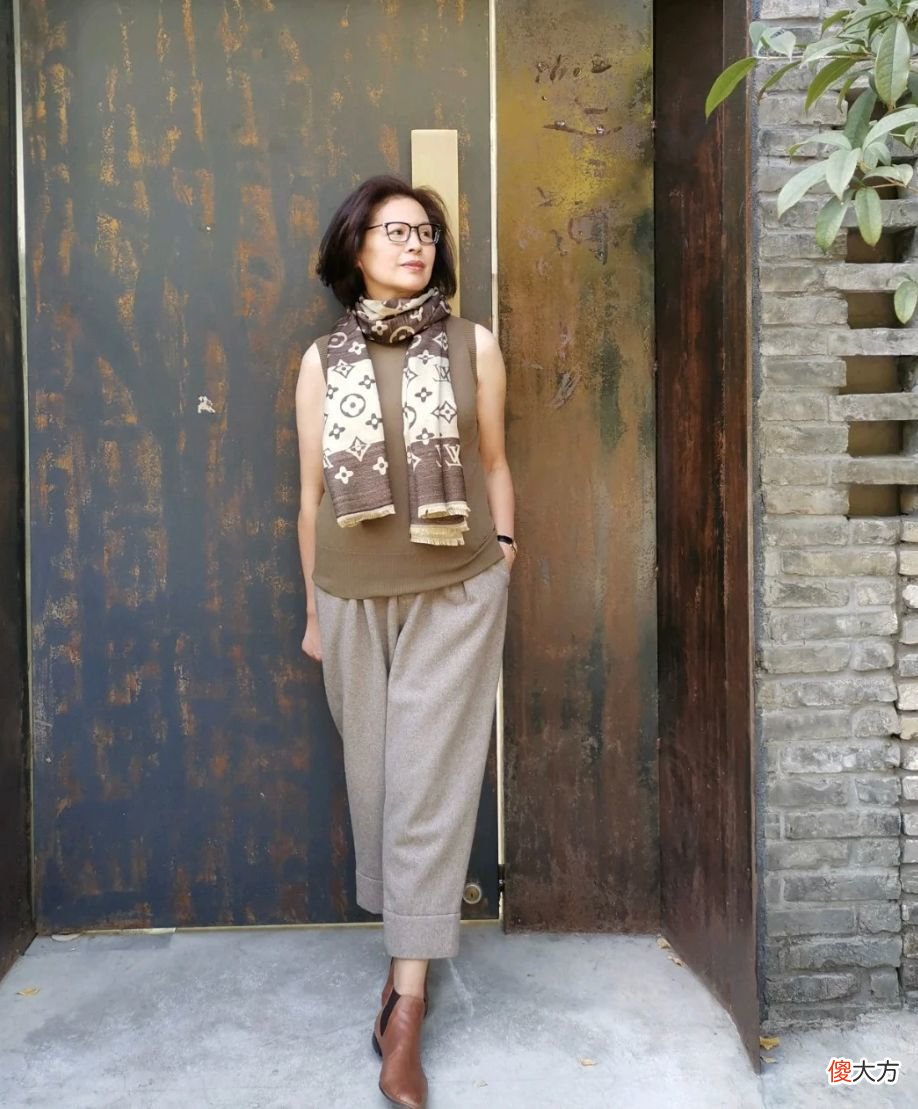 【时尚一点】建议60岁女人：裙过膝，裤要宽，鞋平跟，远离老年装更优雅高级