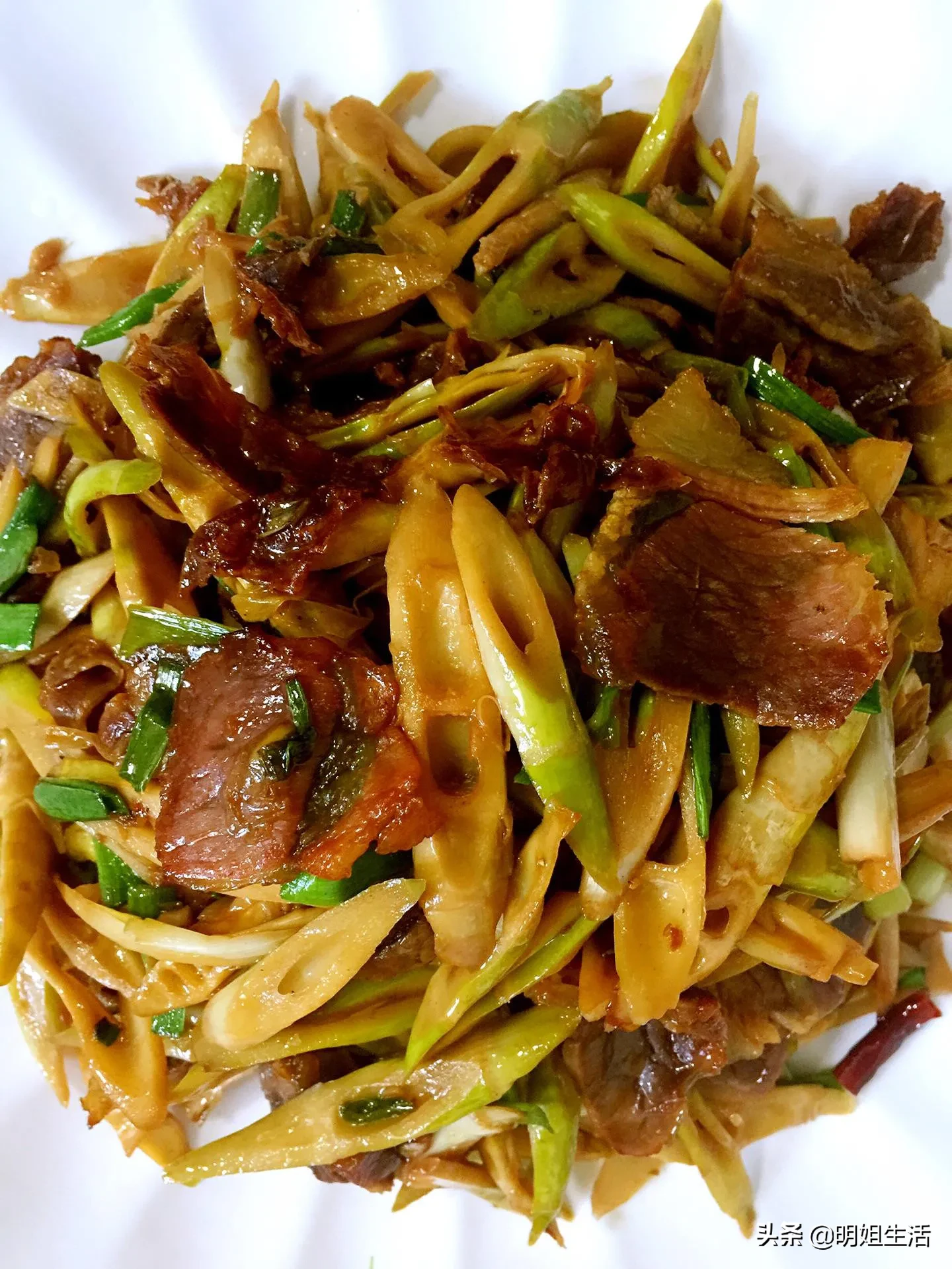 春雨过后，藏在土下的春笋成了一心的期盼,待它们一颗颗冒出头来，身姿娇美