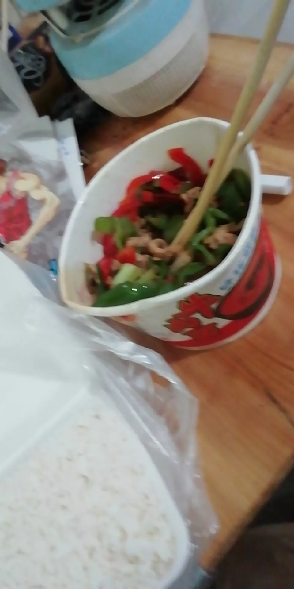 图1是路上随处可见的花，开的也正是时候