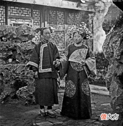 【爱历史】晚清罕见老照片，满族富婆手拿烟枪，皇家格格戴的凤冠精美大气