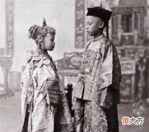 【爱历史】晚清罕见老照片，满族富婆手拿烟枪，皇家格格戴的凤冠精美大气