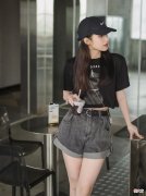 【时尚一点】最近火了一种穿法，叫“短袖+牛仔裤”，高级时髦，少女感爆棚