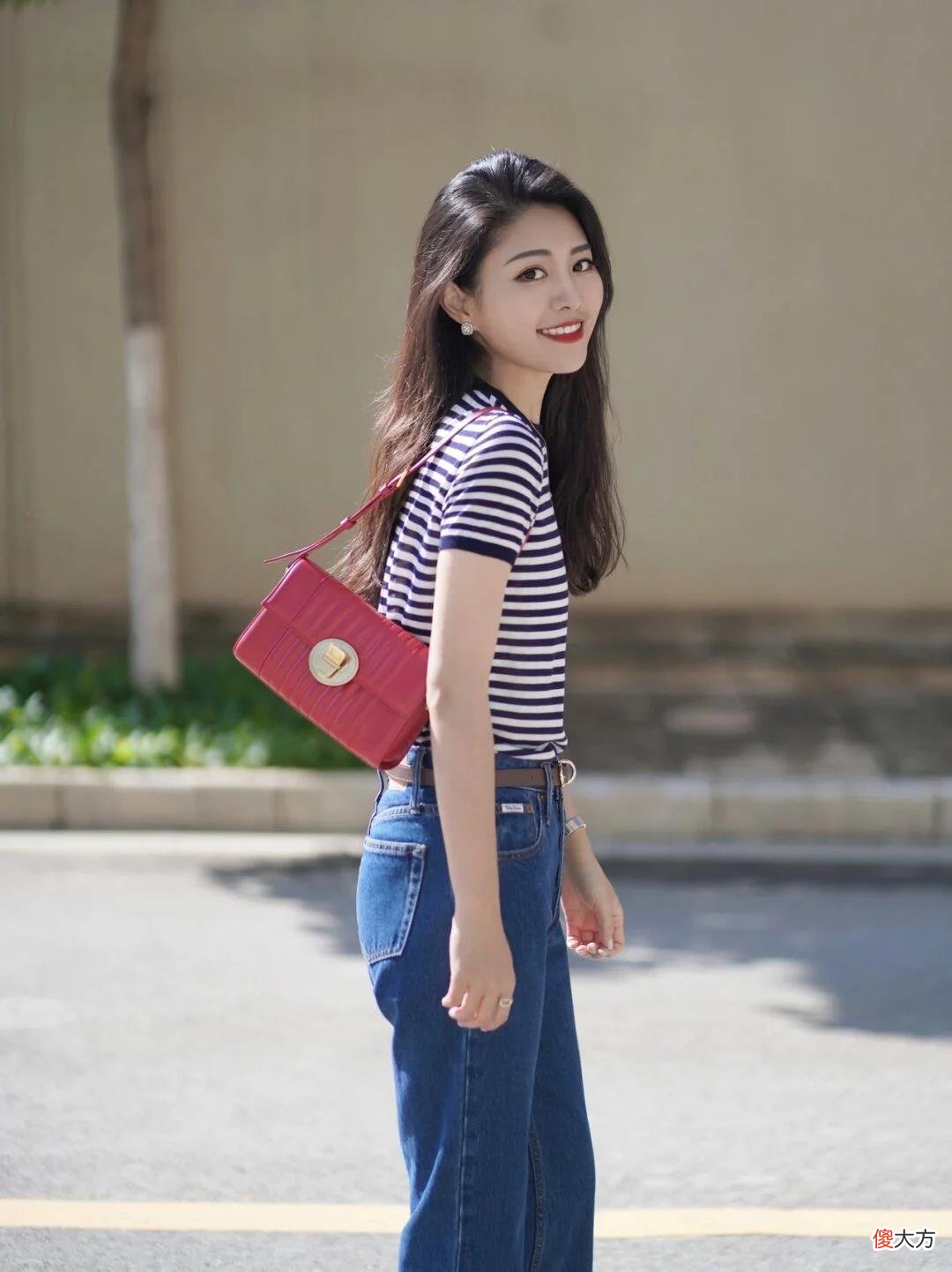【时尚一点】最近火了一种穿法，叫“短袖+牛仔裤”，高级时髦，少女感爆棚