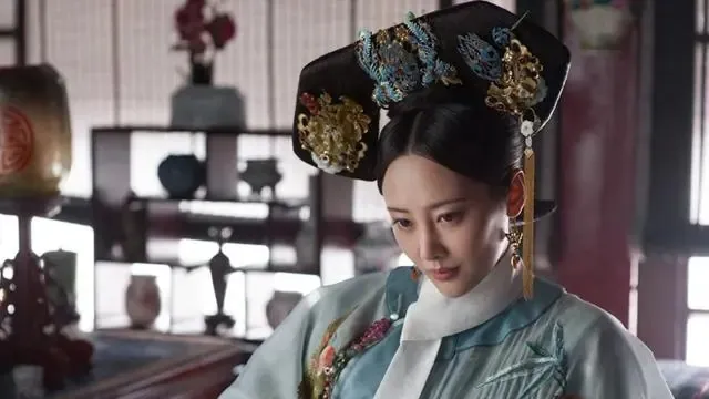 如懿传中，皇帝和如懿一边吃饭一边说着卫常在，夸她伶俐，想晋魏嬿婉为贵人