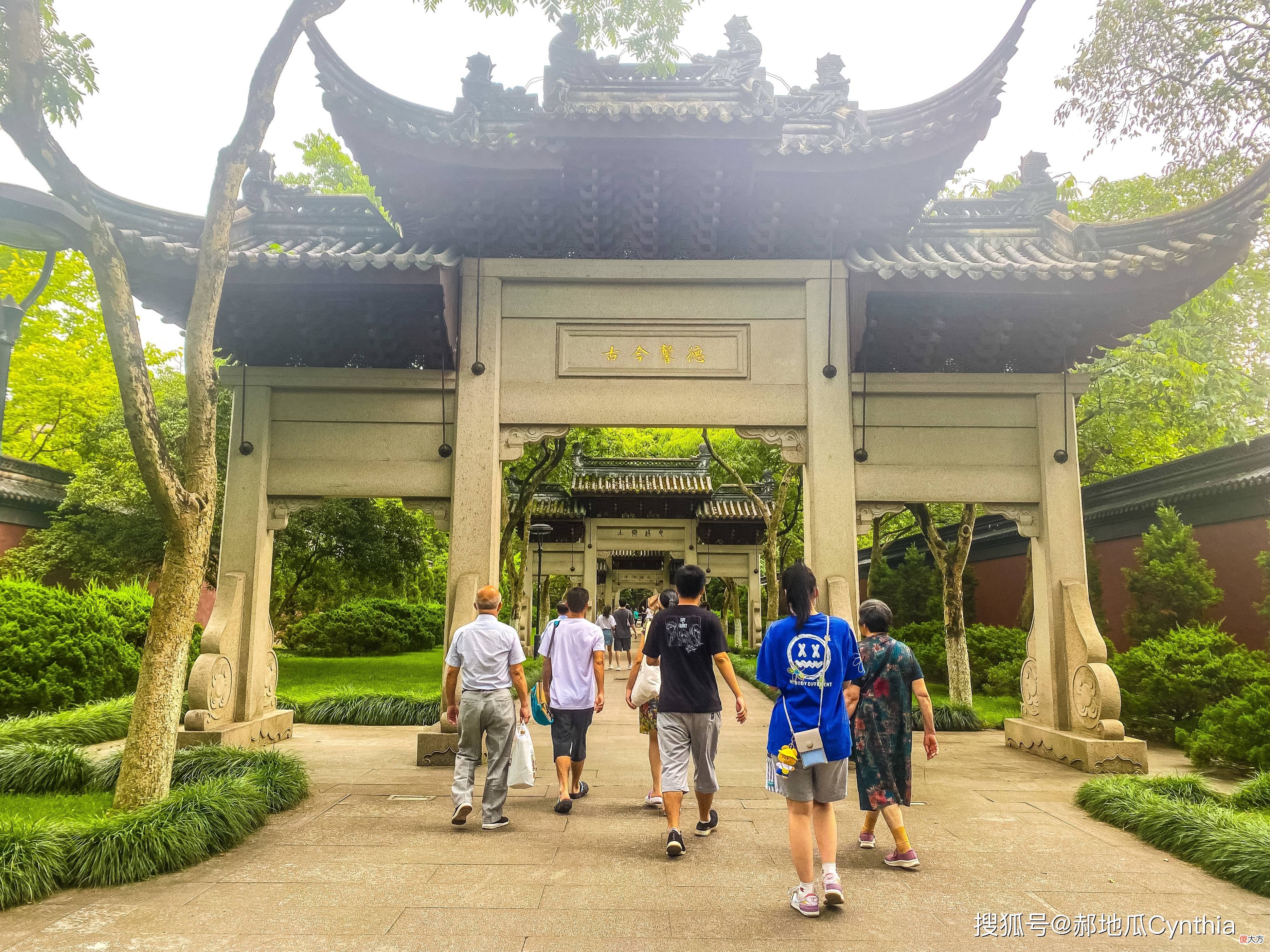 【爱历史】吴越国王钱弘叔顺应历史潮流，在西湖边建造了一座钱王祠