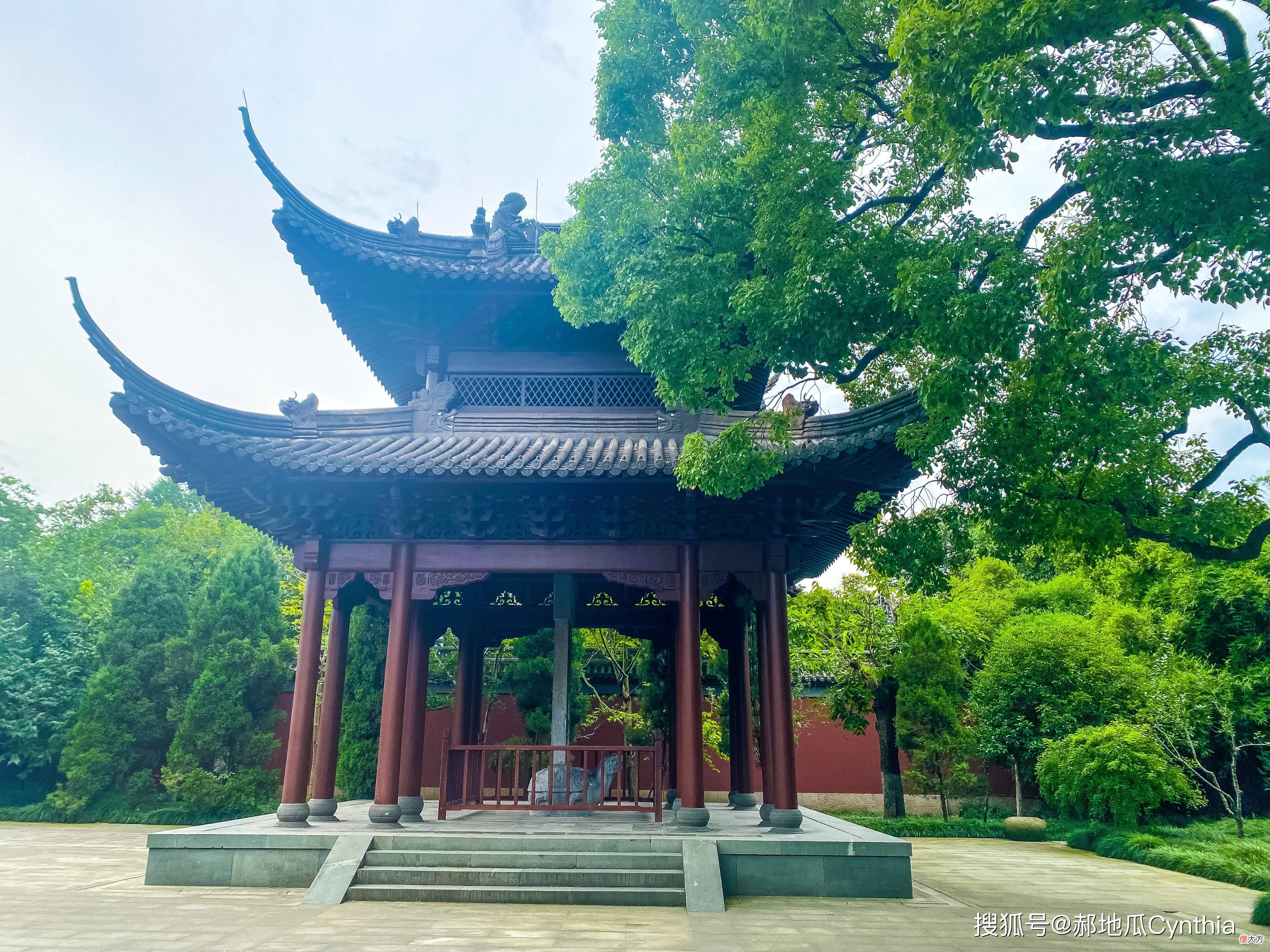 【爱历史】吴越国王钱弘叔顺应历史潮流，在西湖边建造了一座钱王祠