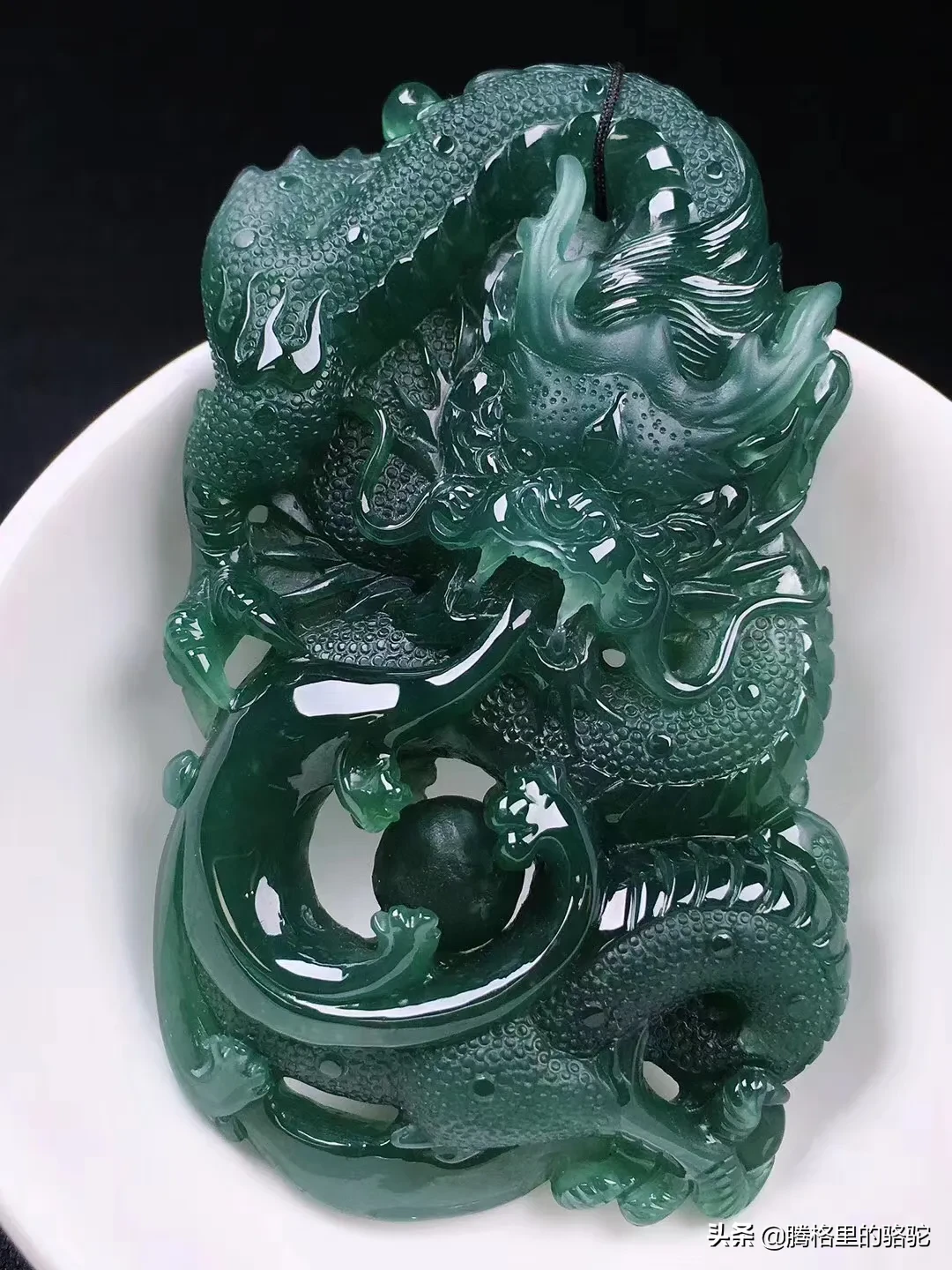 上一条动态发布了一个冰种老蓝水的龙牌,对此,很多网友存在着很大的争议