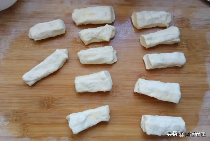 油条在生活中非常常见，做油条的方法也是五花八门，有的直接用油条膨松剂