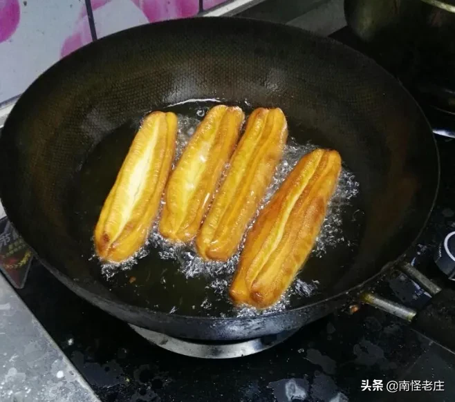 油条在生活中非常常见，做油条的方法也是五花八门，有的直接用油条膨松剂