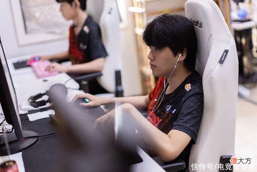 【游戏世界】新“暗黑天王”诞生？御三家WE垫底，前S赛冠军FPX竟是倒一