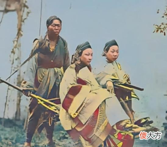 【历史故事】晚清照片：壮汉独轮车推两女子，山谷空地停满马车，郎中街头摆摊
