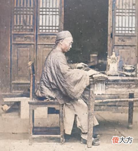 【历史故事】晚清照片：壮汉独轮车推两女子，山谷空地停满马车，郎中街头摆摊