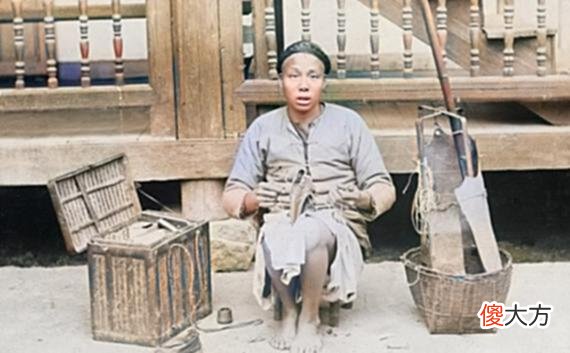 【历史故事】晚清照片：壮汉独轮车推两女子，山谷空地停满马车，郎中街头摆摊