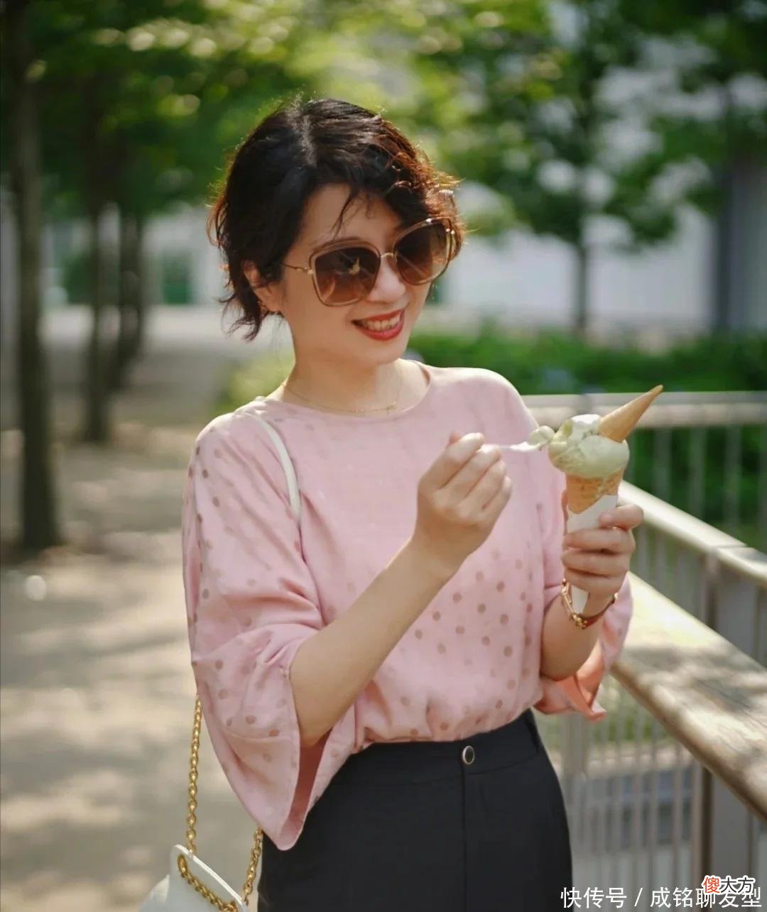 【时尚一点】40岁的女人怎么穿才显年轻？学她的减龄穿搭，轻松穿出优雅高级范