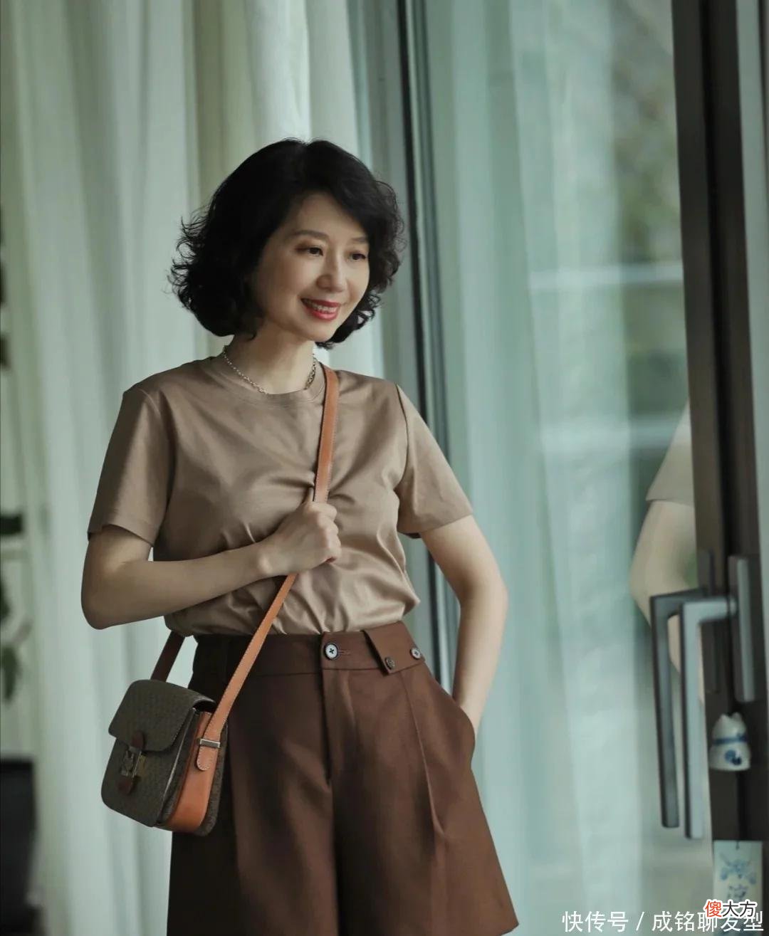 【时尚一点】40岁的女人怎么穿才显年轻？学她的减龄穿搭，轻松穿出优雅高级范