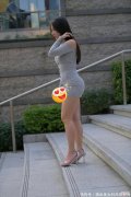 【时尚一点】烟灰色长袖抹胸包臀裙，搭配高跟凉鞋勾勒出女性曲线美，有御姐范，性感迷人
