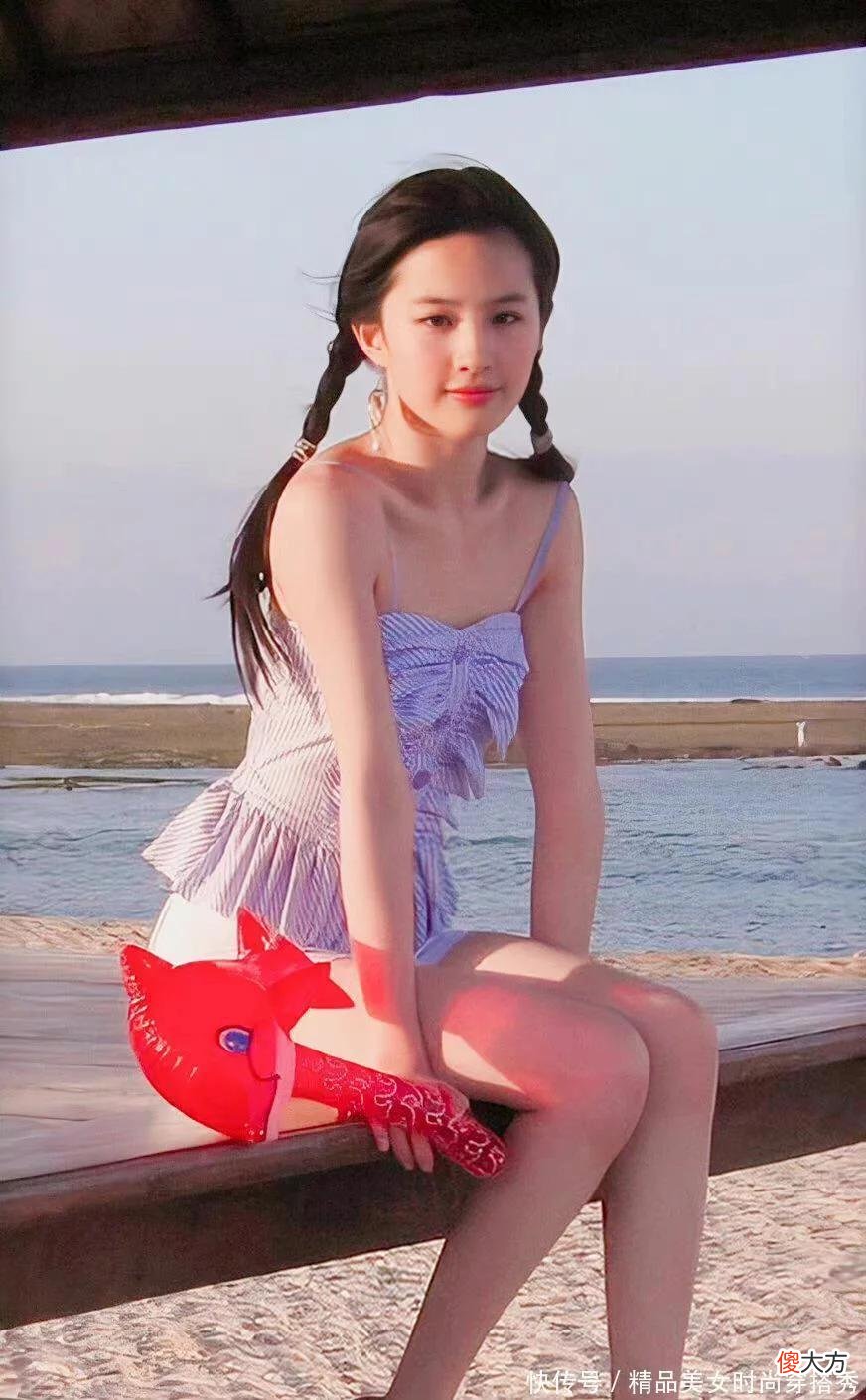 【就爱时尚】18岁海边游玩照片，吊带搭配白色短裤，不仅清纯美丽，而且天真可爱