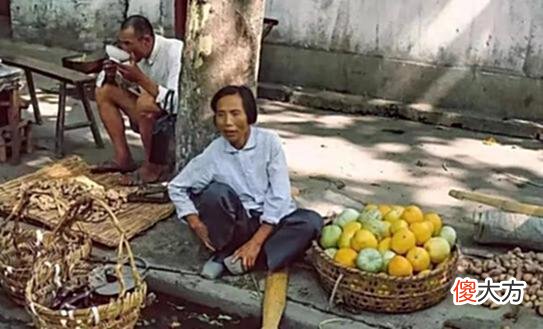 【爱历史】老照片，1981年的杭州，家庭裁缝铺，卖金丝瓜的大娘，自行车停放