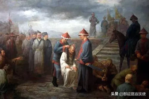 清代服饰，首先会想到立领、广字领、盘扣与下摆开衩等