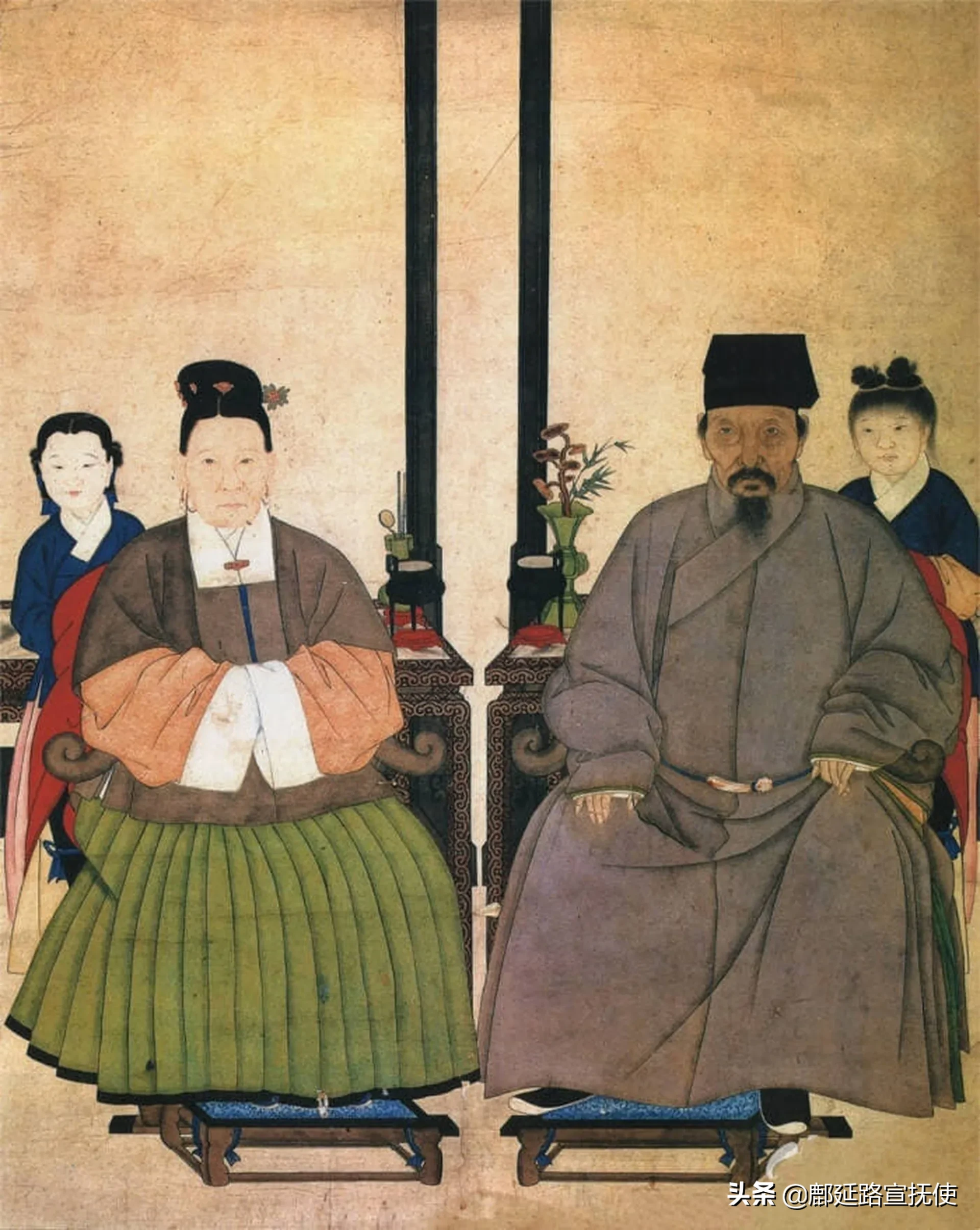 清代服饰，首先会想到立领、广字领、盘扣与下摆开衩等