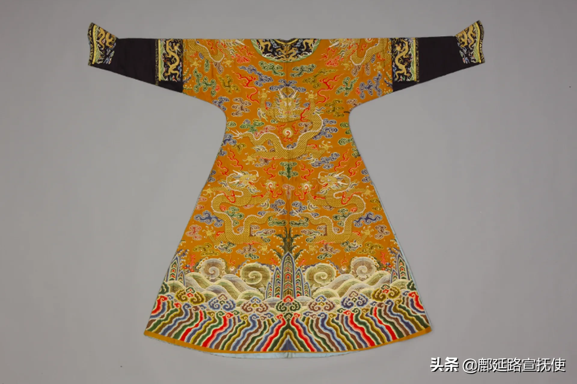 清代服饰，首先会想到立领、广字领、盘扣与下摆开衩等