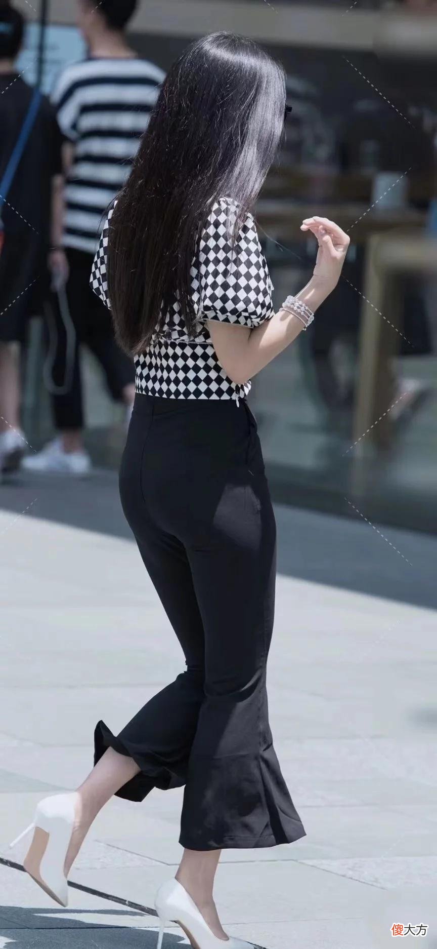 【时尚一点】淡雅脱俗的美女，休闲上衣搭配黑色喇叭长裤，披肩长发配上白色高跟鞋气质优雅大方！