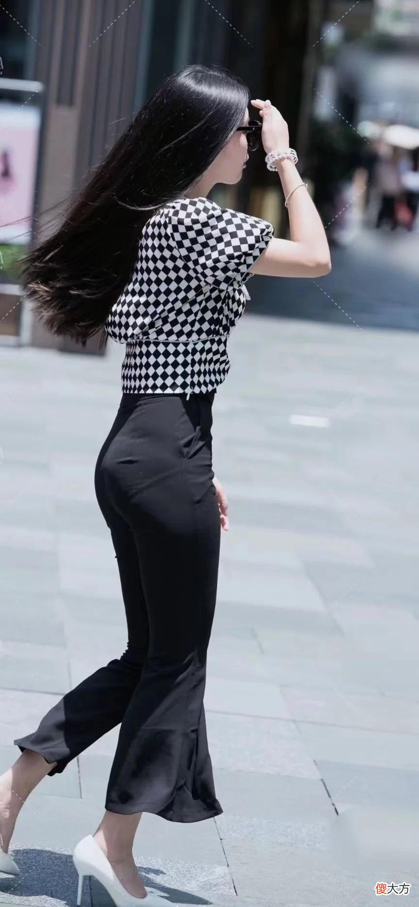 【时尚一点】淡雅脱俗的美女，休闲上衣搭配黑色喇叭长裤，披肩长发配上白色高跟鞋气质优雅大方！